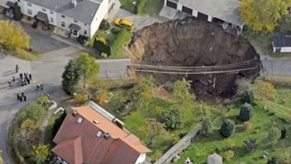 Un crater urias a speriat cetatenii unui orasel din Germania (Foto si Video)