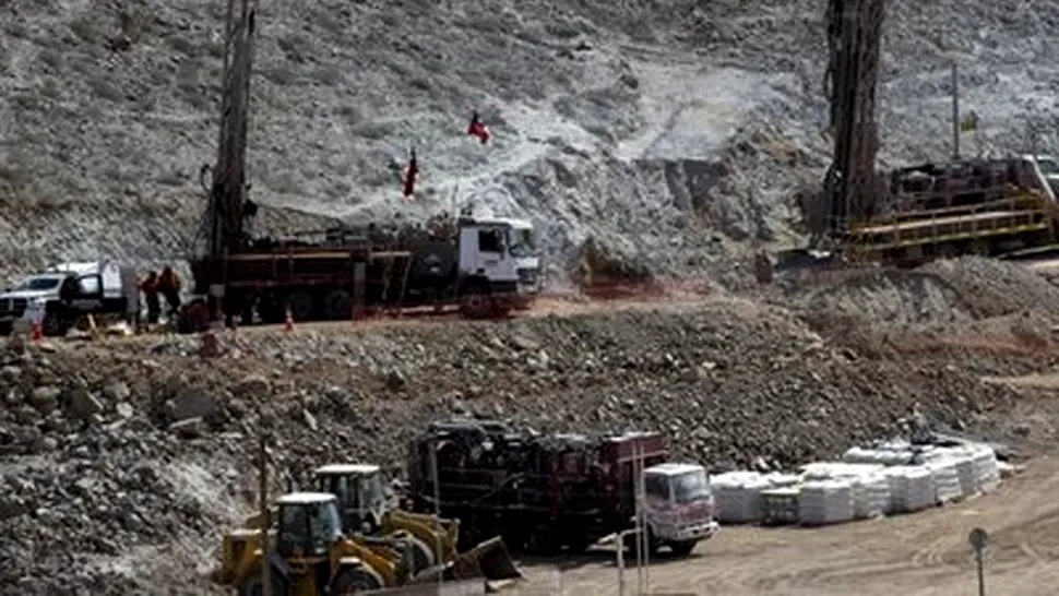 Minerii blocati din Chile vor urmari meciul Chile-Ucraina in direct