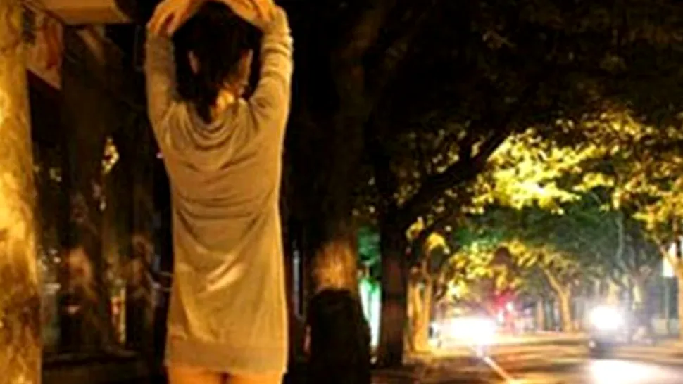 O femeie care se dezbracă pe străzi a pus pe jar poliția chineză