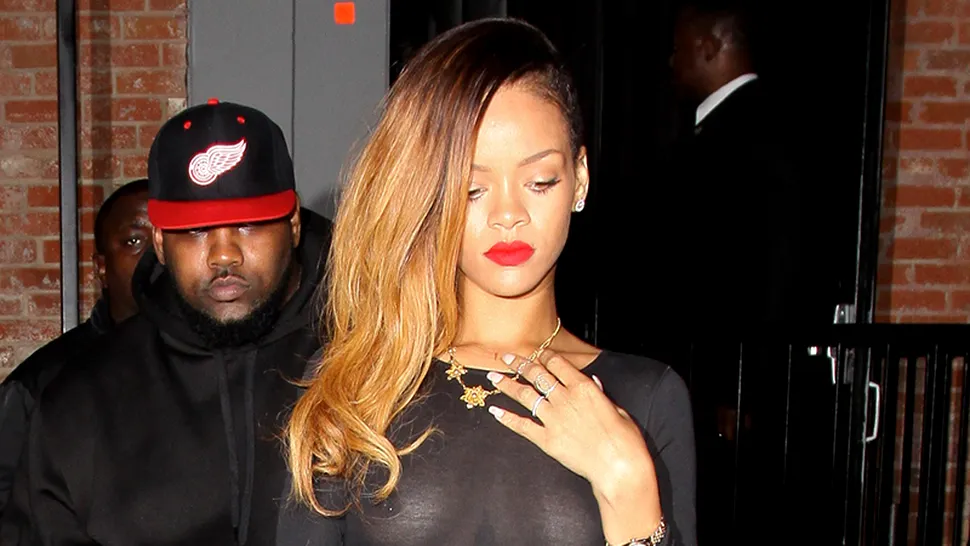 Rihanna, cu sânii la vedere pe stradă