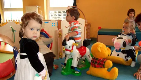 Directoarea unei crese forta copiii sa-si manance propria voma