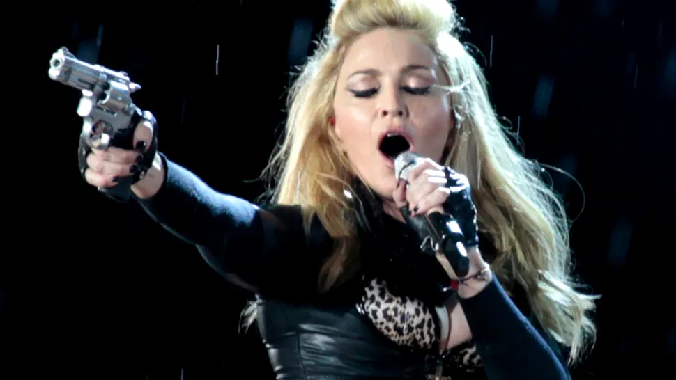 Madonna a căzut pe scenă (Video)