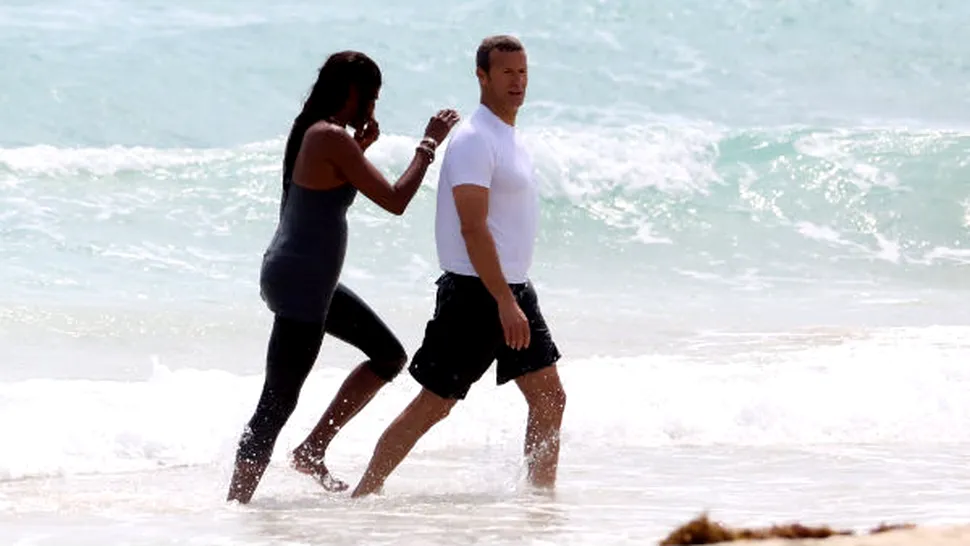 Naomi Campbell şi iubitul Vladimir Doronin au dat tonul unei noi mode! Vezi în ce ipostază au fost surprinşi cei doi pe o plajă din Miami! (FOTO)
