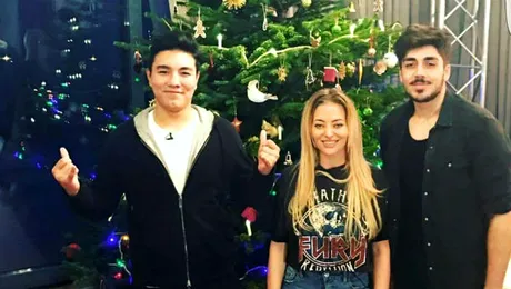 Delia, ajutată de finaliştii ei de la „X Factor” să impodobească bradul