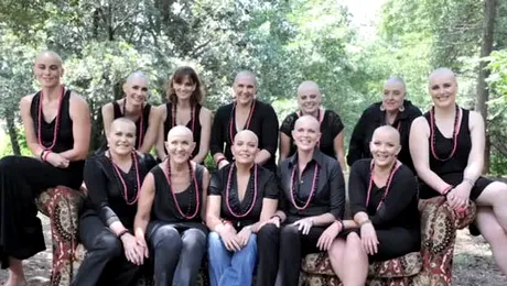 Prietenele unei bolnave de cancer s-au ras pe cap, în semn de solidaritate