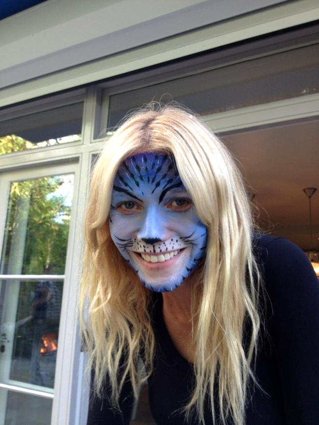 Gwyneth pictată pe față