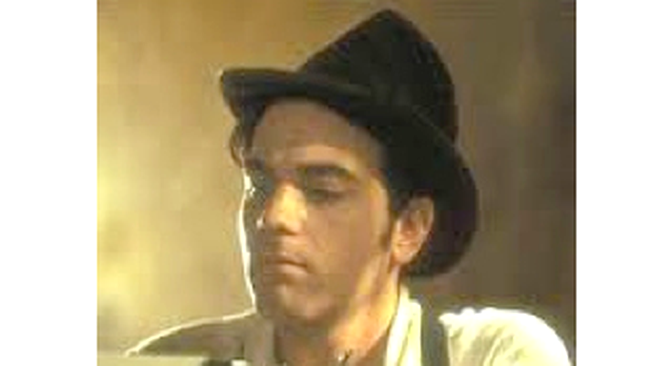 Scriitori emo cărora le place să poarte pălării