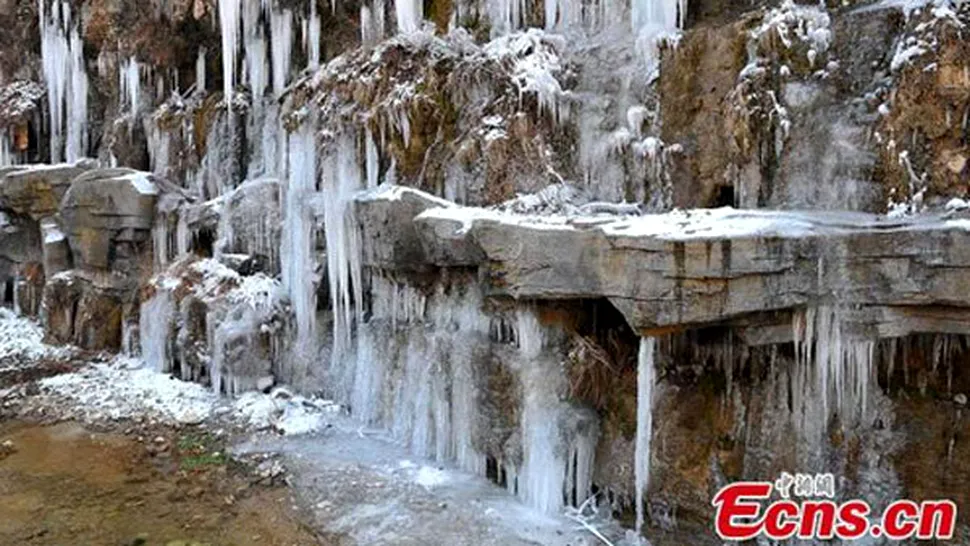 În China e frig de... îngheață cascadele
