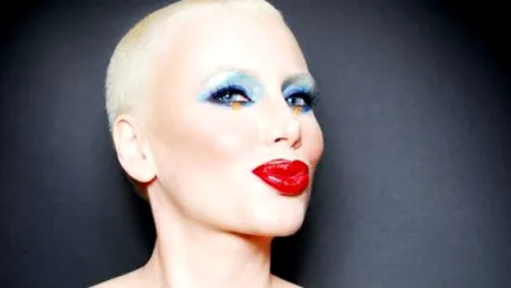 O mai stiţi pe Cătalina Toma, prima cântăreaţă din PLAYBOY? Iat-o acum în costumul EVEI