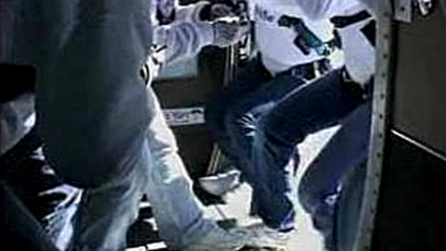 O companie de telefonie mobila a incercat sa stabileasca un nou record mondial: tastarea celor mai rapide sms-uri in timp ce se practica parasutism