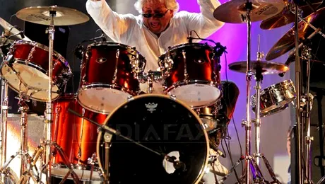 Sinistratii renasc din noroi, precum pasarea Phoenix din cenusa, chiar cu ajutorul trupei Phoenix!