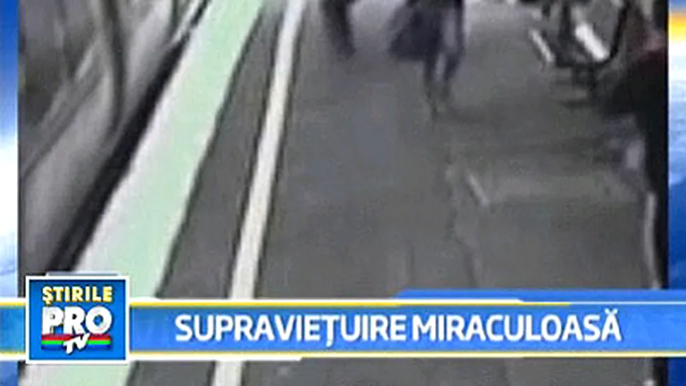 Imagini socante cu un bebelus cazut in fata metroului (Video)