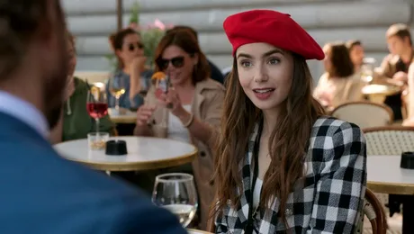 Serialul „Emily in Paris”, cu Lily Collins în rol principal, va avea două noi sezoane