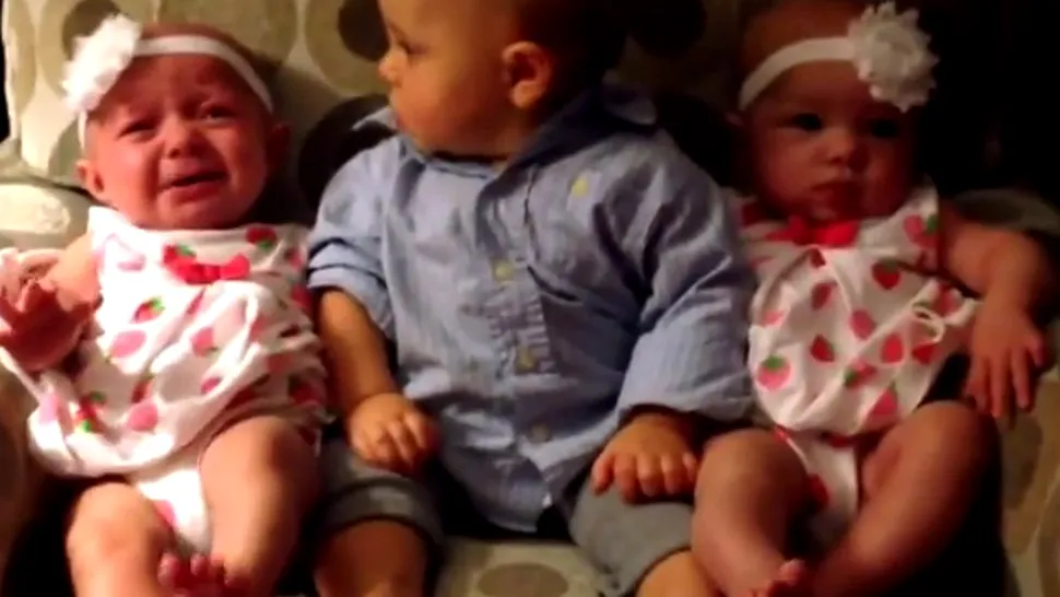 Reacția unui bebeluș când își întâlnește surorile gemene - VIDEO
