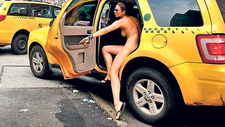 S-a lăsat fotografiată goală pe străzi! Cine este artista?