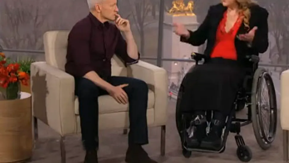 Pretinde că este paralizată și merge într-un scaun cu rotile (Video)