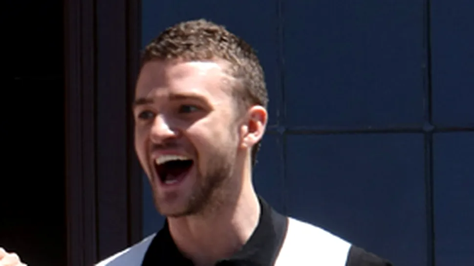 Justin Timberlake uimeste cu mustata si par afro