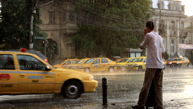 Taxiurile au fost la mare cautare, ieri, in timpul furtunii din Capitala