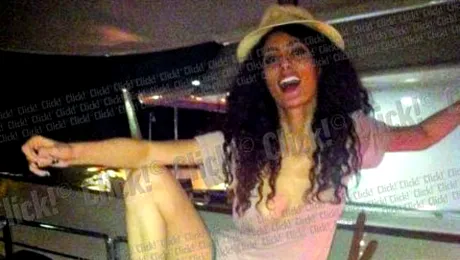 Claudia Pavel, cu sanul la vedere intr-un bar din Cannes