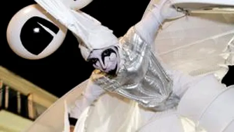 B-FIT in the Street! Parade alegorice si spectacole