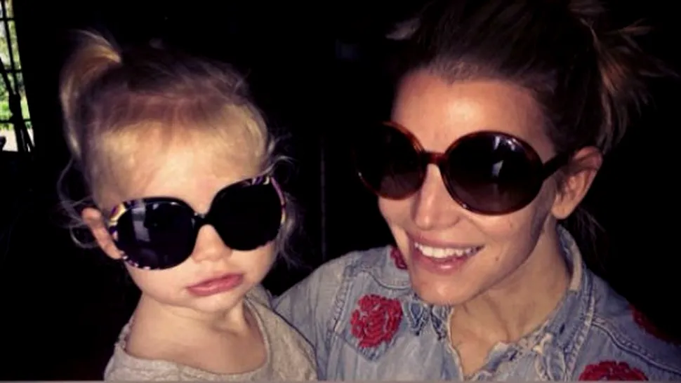 Jessica Simpson şi fiica sa sunt gemene cu ochelari!
