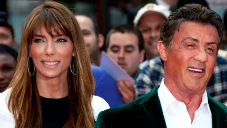 Apariţie de senzaţie la plajă! Cum arată soţia lui Stallone în bikini