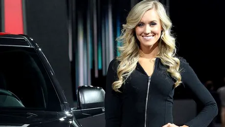 Fete și mașini la Salonul Auto de la Detroit 2014