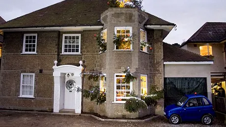 Un englez si-a luat un brad mare cat casa! (Poze)