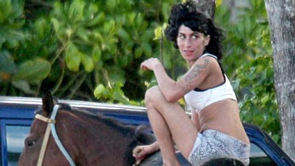 Amy Winehouse calareste precum o maimuta de la circ (Poze)