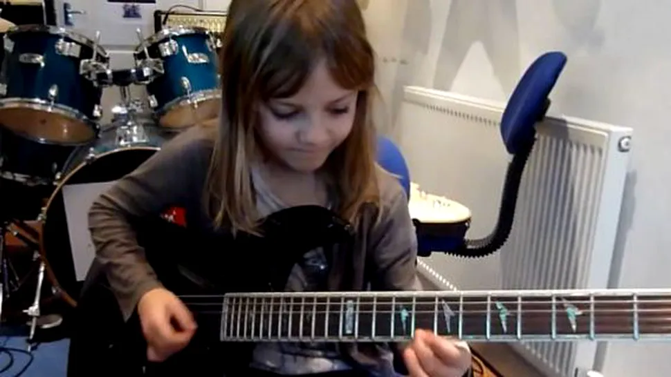 Fetita de 8 ani care canta la chitara ca un star rock (Video)