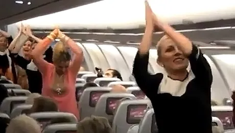 Surpriza pentru pasagerii unui avion, de ziua Indiei (Video)