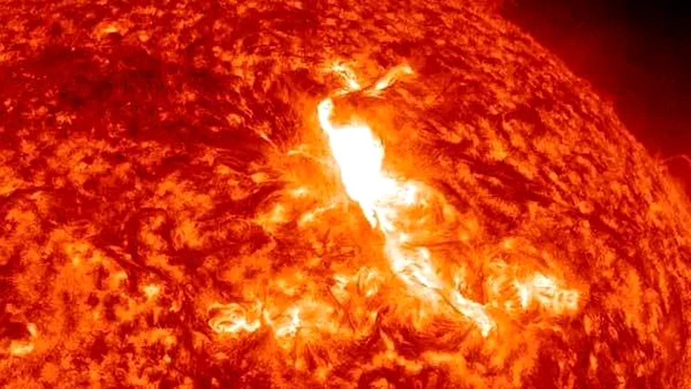 O explozie solară lovește azi Pământul