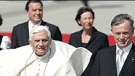 Papa, invesmantat de romani