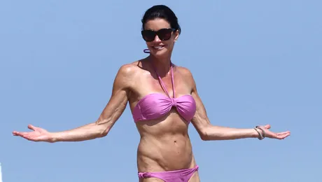 ȘOC PE PLAJĂ‚! Ce vedetă arată oribil în costum de baie (Poze)