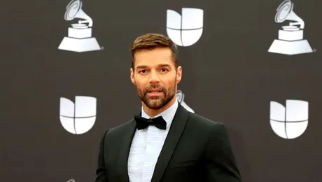 Ricky Martin va juca rolul principal în serialul de comedie „Mrs. American Pie” la Apple TV+