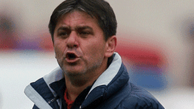 Lacatus da indicatii elevilor sai