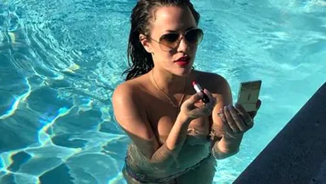 Şi-a dat jos costumul de baie şi a rămas în… formele generoase!