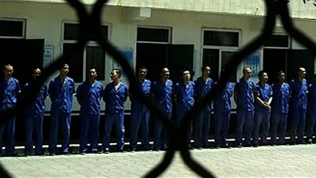 Cum scapi de urmarirea politiei? Te angajezi paznic la inchisoare!