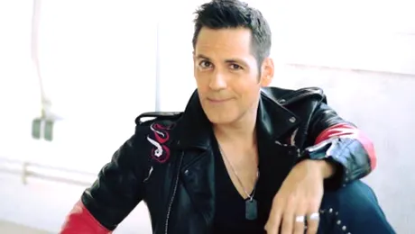 Ştefan Bănică Jr. cântă de 8 Martie pe celebrul pian “George Enescu”