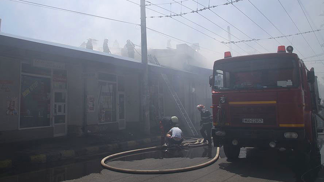 Mai multe persoane s-au intoxicat cu fum, in urma incendiului din Piata Resita