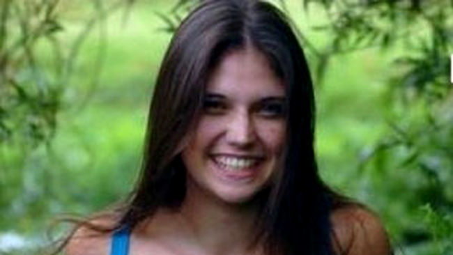 Fata care cade ori de cate ori rade