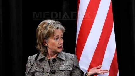 „Comunistii” au atacat-o cu vopsea rosie pe Hillary Clinton in Filipine