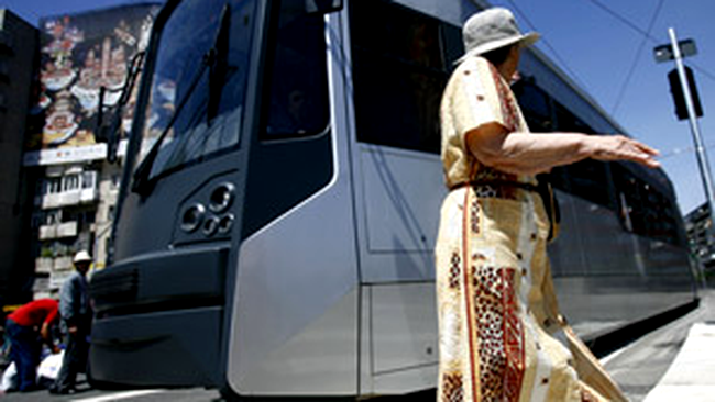 Tramvaie si autobuze peste Biserica Sf. Vineri