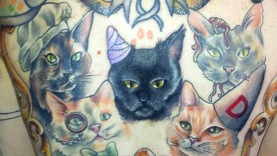 Și-a tatuat fețele fostelor pisici pe spate, ca să nu le uite!