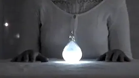 Becul care luminează folosind sânge uman