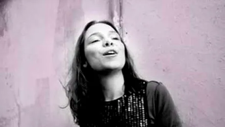 Cantareata Lhasa de Sela a murit de cancer mamar