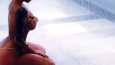 O divă s-a pozat în costumul Evei sub duş! Imaginile au devenit virale