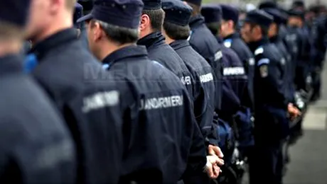 Adepti ai „Occupy Romania”, ridicati de jandarmi din Piata Universitatii