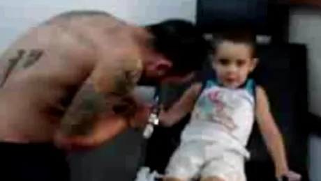 Socant! Un tata isi tatueaza copilul de 5 ani (Video)