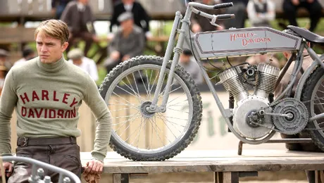 INTERVIU – Bug Hall, actorul din in miniseria Discovery “Harley and The Davidsons”: „Mi-am fracturat clavicula şi am filmat aşa două săptămâni” – FOTO